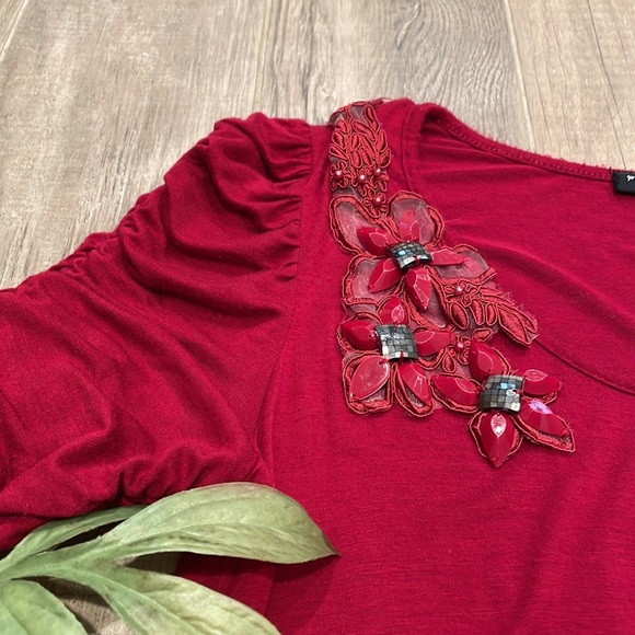 ❗️BUNDLE SALE 4 for $20 - 🎄RED Short sleeve TOP - Picture 3 of 8